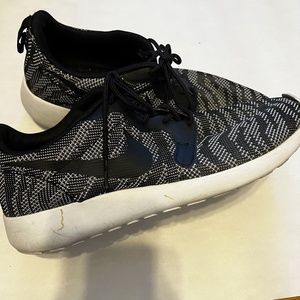 Womens Nike Roshe Run Jacpuard Black Size 10